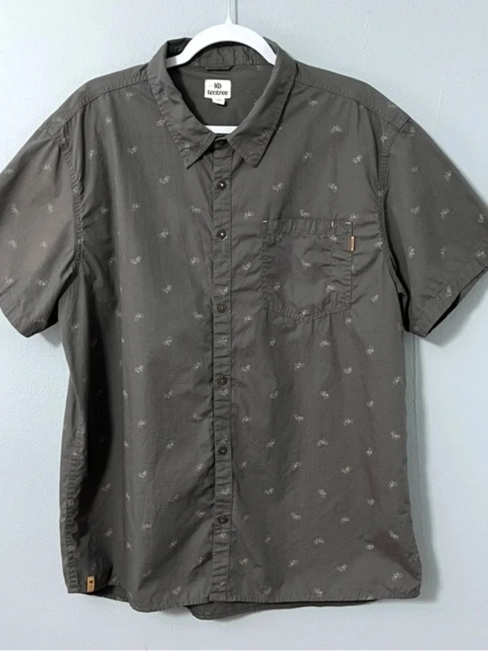 tentree Men's Short Sleeve Button-Down Shirt in Charcoal with Subtle Print